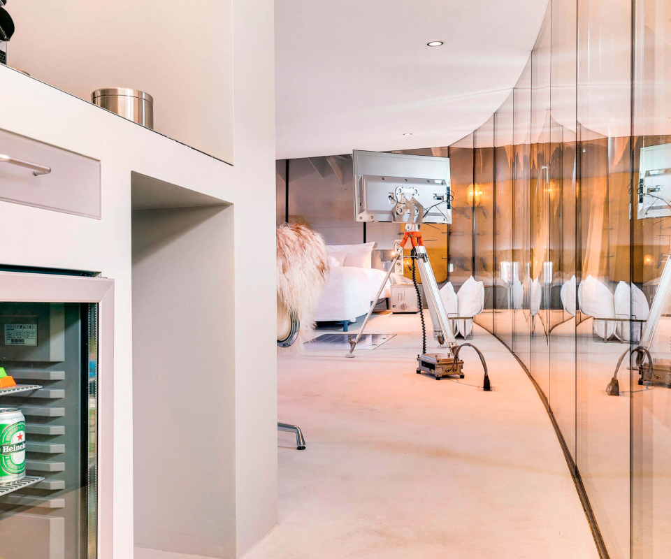 Mini-bar and pantry